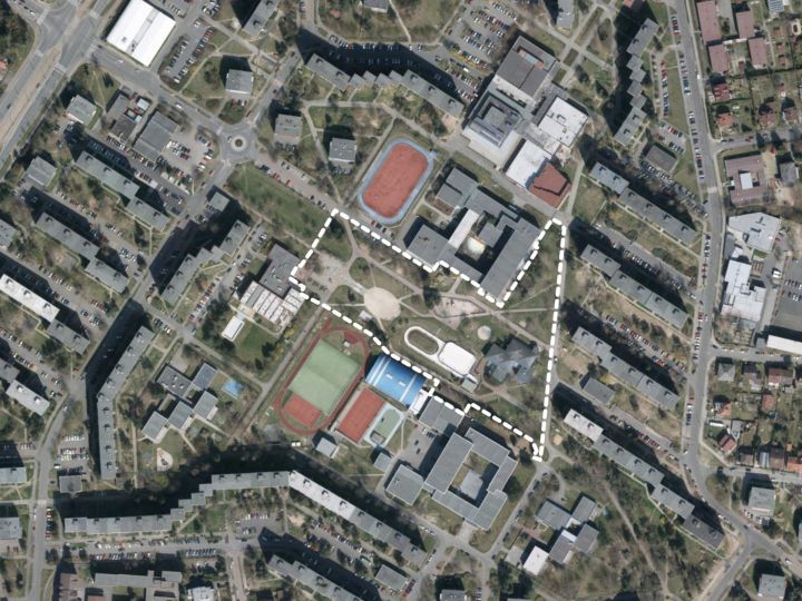 20240725_park_u_bazenu_resene_uzemi 20240725_park_u_bazenu_resene_uzemi