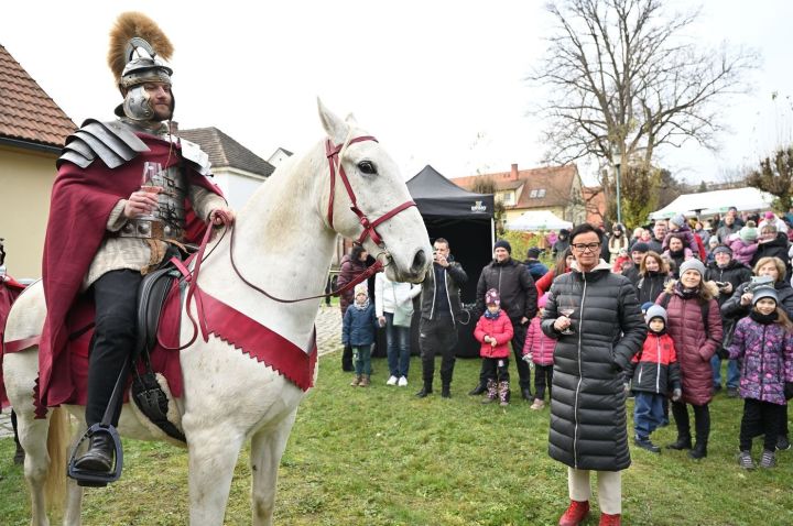 Svatý Martin na bílém koni a v popředí starostka Jedničky Ivana Bubeníčková. Foto: Milan Svoboda 20241116_svatomartinske_hody_ms (10)