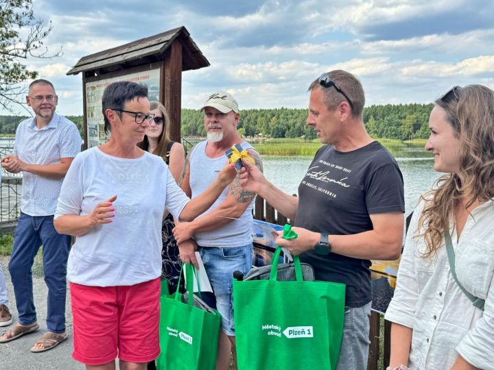 20250820_foto1_vyhlaseni_ladislav_casa_obdrzel_poukazku_od_pani_starostky