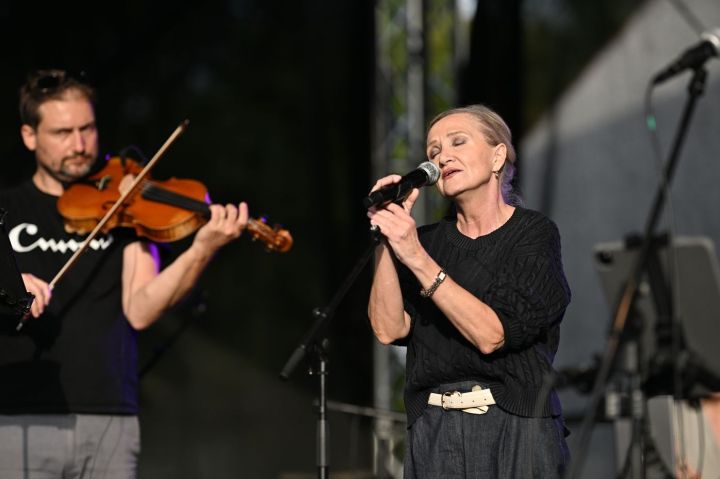 Bára Basiková s Cimbálovou muzikou Milana Broučka. Foto: JA Production 20260912_bolevecke_vinobrani (38)