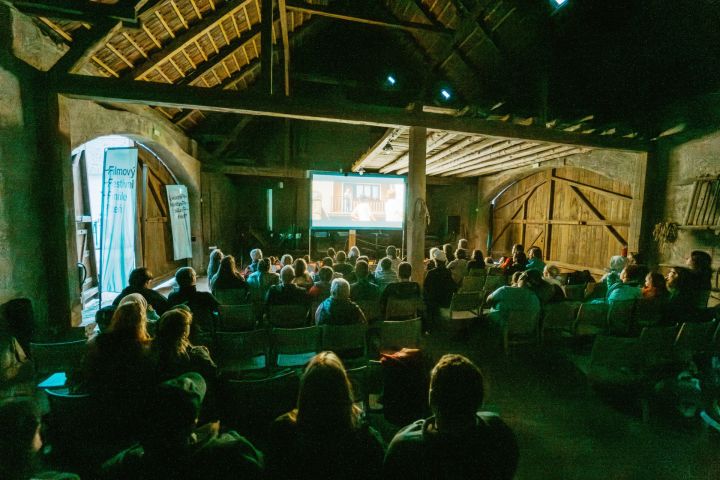 3_20230808_dvur_u_matousu_promitani_foto_archiv_finale_plzen (3)